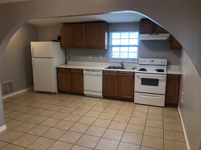 property at 914 E 25th St