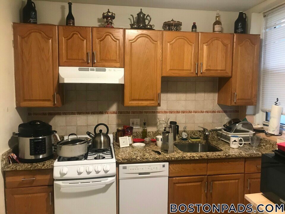 107 Gordon St in Boston, MA - Building Photo