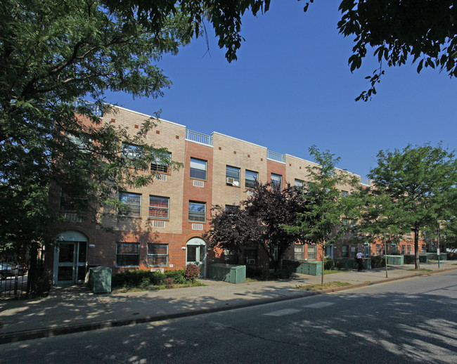 1024 Glenmore Ave in Brooklyn, NY - Foto de edificio - Building Photo