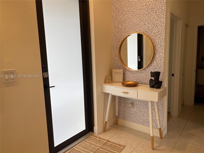 8175 NW 104th Ave in Doral, FL - Foto de edificio - Building Photo