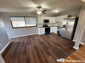875 Manresa Ln in Florissant, MO - Building Photo - Building Photo