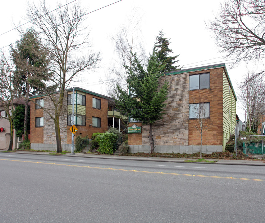 Golden Pines in Seattle, WA - Building Photo