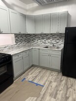 2327 E 70th St in Chicago, IL - Building Photo