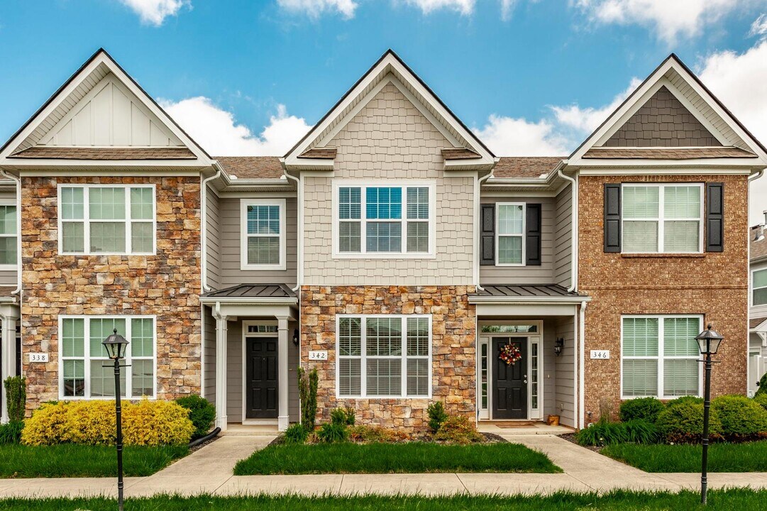 342 Manor Row in Pleasant View, TN - Building Photo