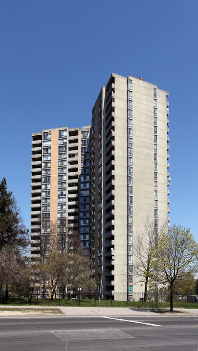 Eaton Valley III in Toronto, ON - Building Photo