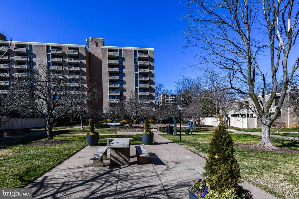240 M St SE, Unit 109 in Washington, DC - Building Photo