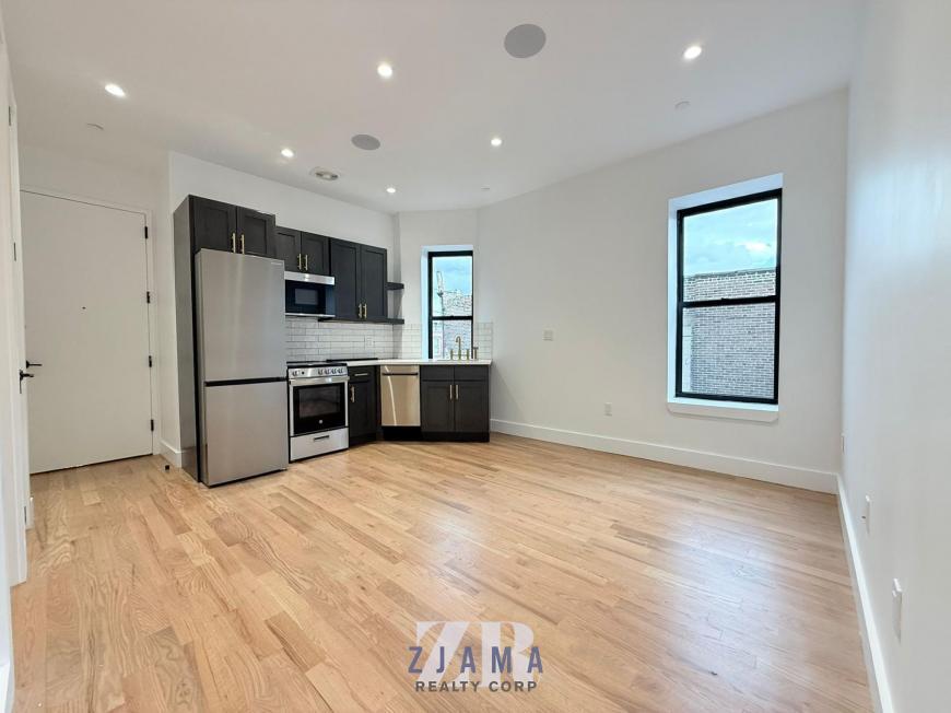 340 Broadway in Brooklyn, NY - Building Photo