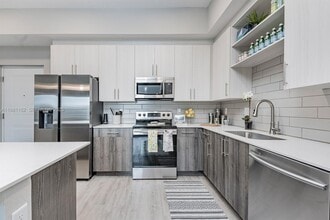 9155 NW 57th St in Tamarac, FL - Foto de edificio - Building Photo