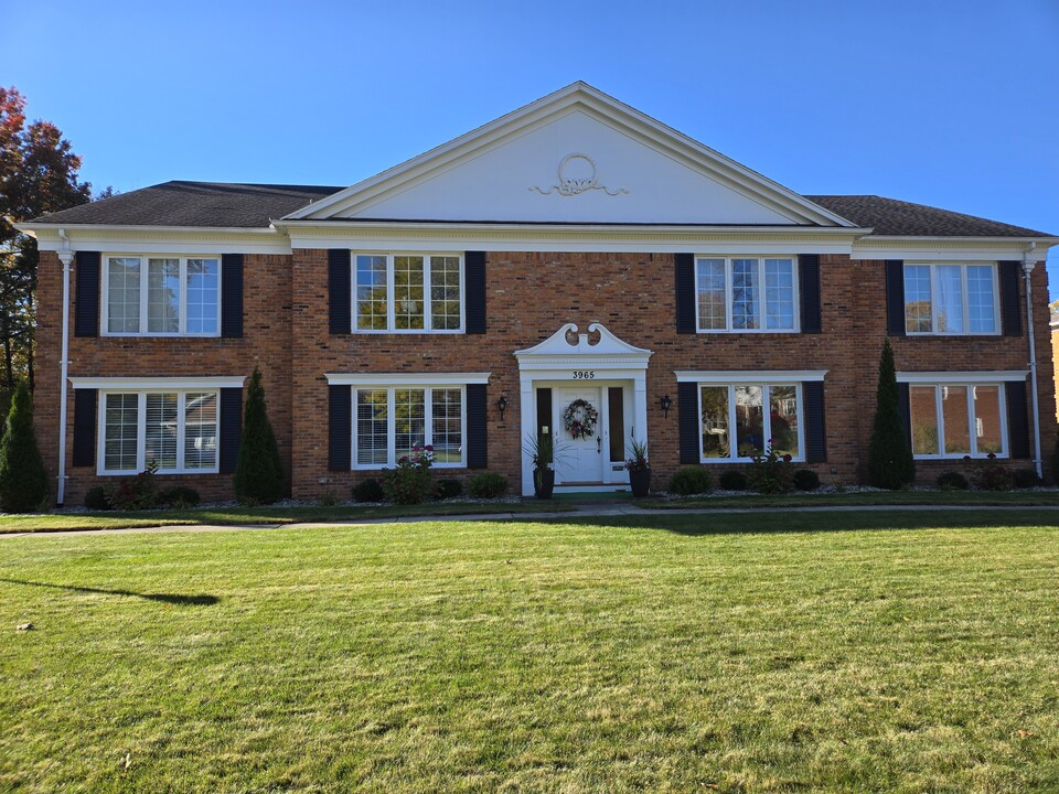 3965 Hillandale Rd in Ottawa Hills, OH - Foto de edificio
