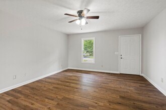1204 Derek Dr in Franklin, KY - Foto de edificio - Building Photo