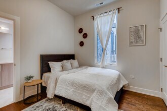 2351 W North Ave, Unit 4e in Chicago, IL - Foto de edificio - Building Photo