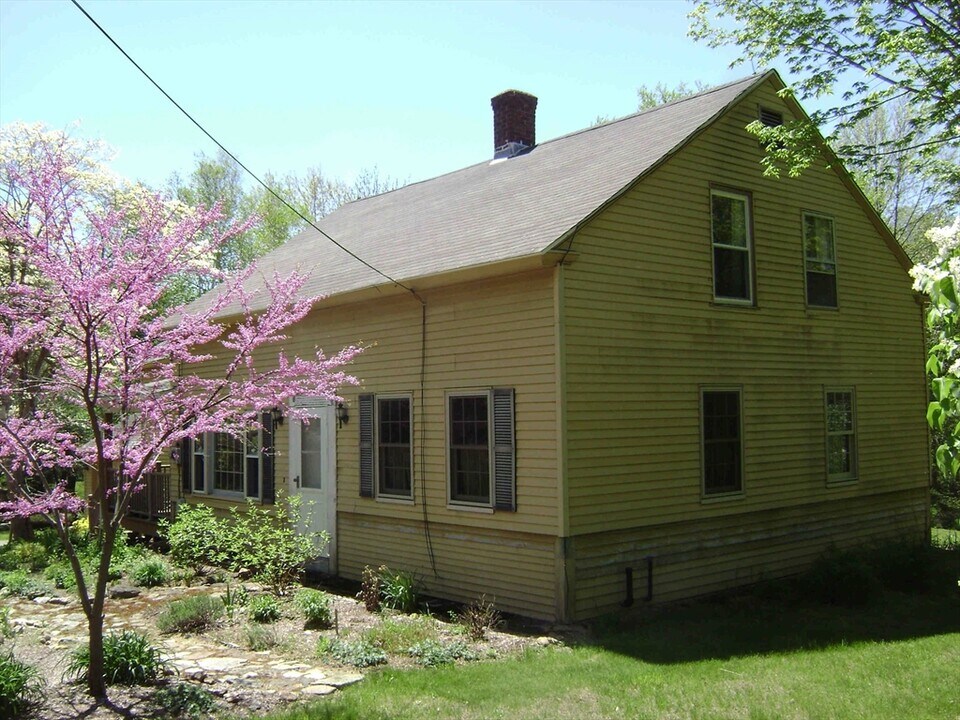 56 Hydeville Rd in Union, CT - Building Photo