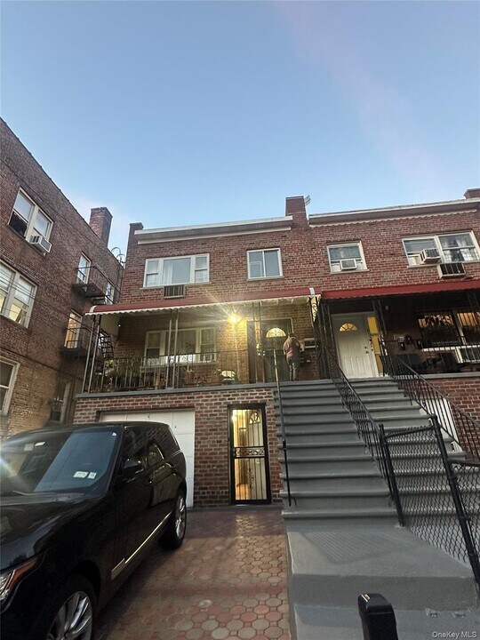 651 E 224th St in Bronx, NY - Building Photo