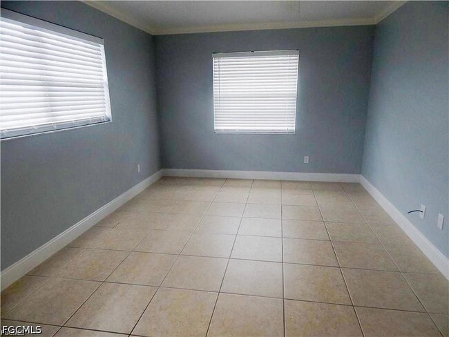 18448 Iris Rd in Ft. Myers, FL - Foto de edificio - Building Photo