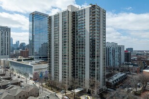 Eliot House in Chicago, IL - Building Photo