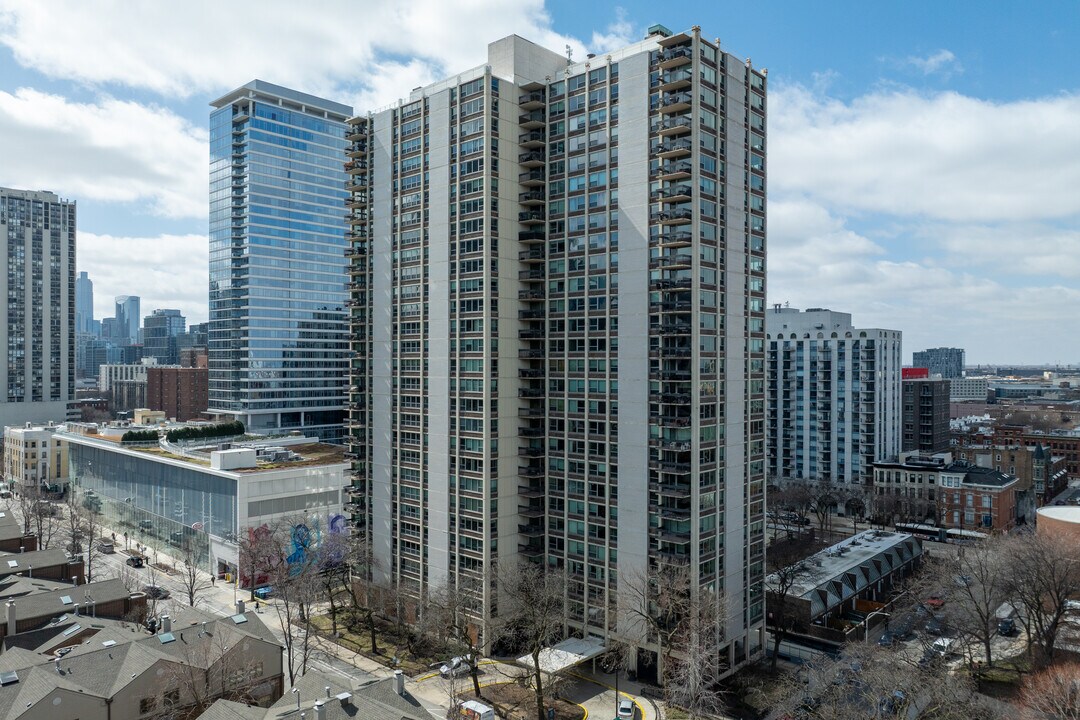 Eliot House in Chicago, IL - Building Photo