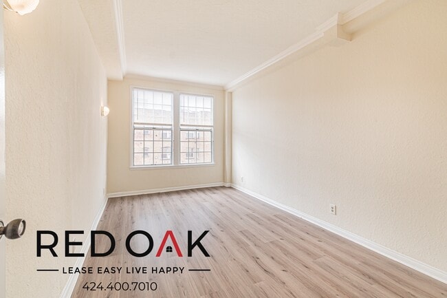 5640 Franklin Ave, Unit 205 in Los Angeles, CA - Building Photo - Building Photo