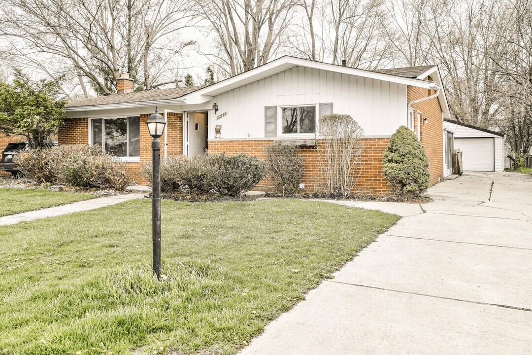 22148 W Brandon St in Farmington Hills, MI - Building Photo