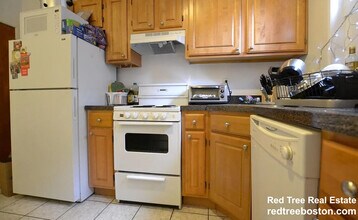 1950 Beacon St, Unit 1 in Boston, MA - Building Photo - Building Photo
