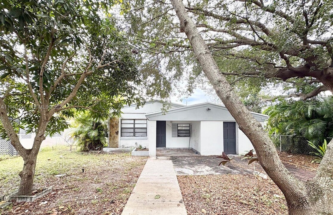 1332 NE 177th St in North Miami Beach, FL - Building Photo
