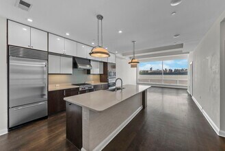 9 Somerset Ln, Unit 307 in Edgewater, NJ - Building Photo - Building Photo