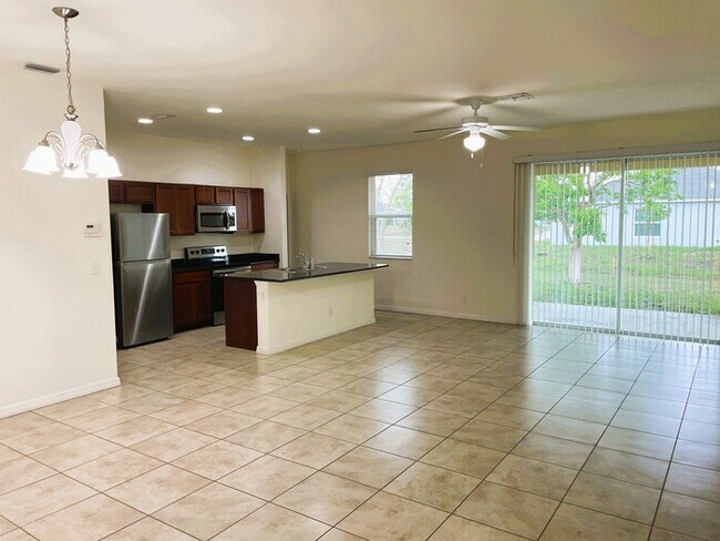 3531 NE 12th Ct in Cape Coral, FL - Foto de edificio - Building Photo