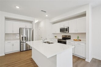 5321 Frontier Ct in Flowery Branch, GA - Foto de edificio - Building Photo