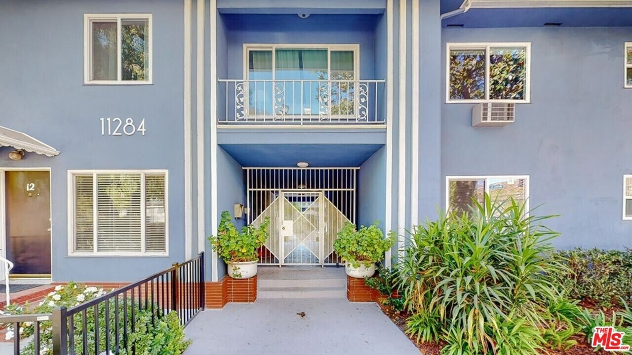 11284 Montana Ave in Los Angeles, CA - Building Photo