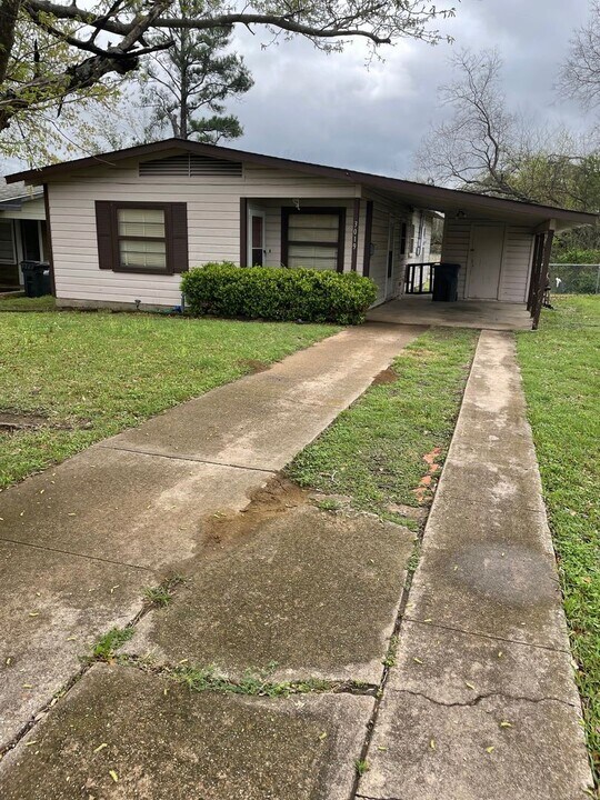 3019 Collins St in Corsicana, TX - Building Photo