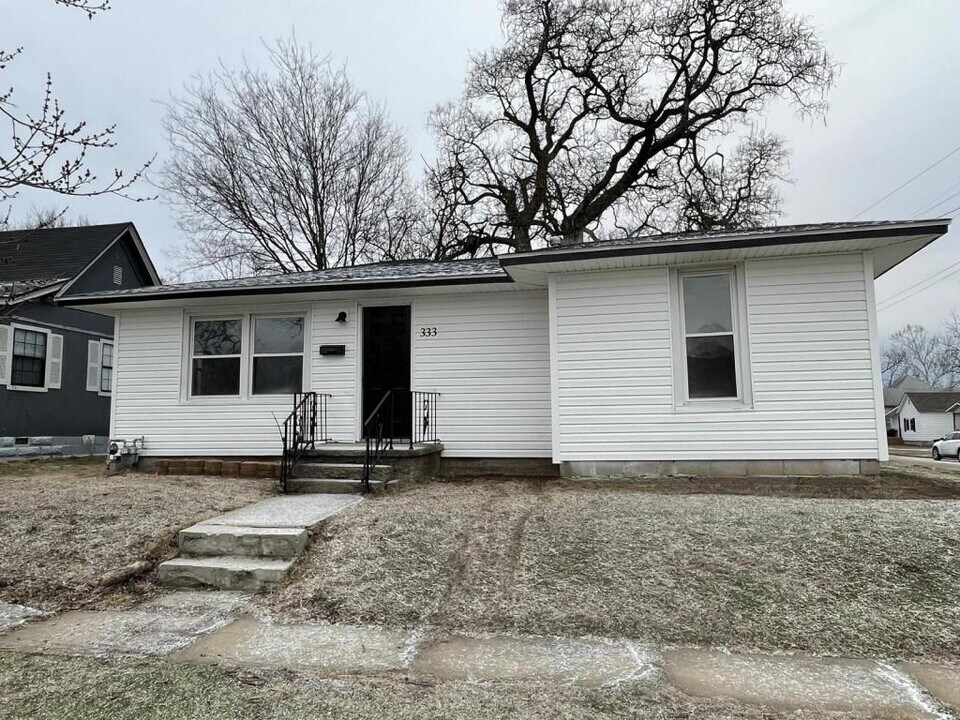 333 S Ball St in Webb City, MO - Building Photo