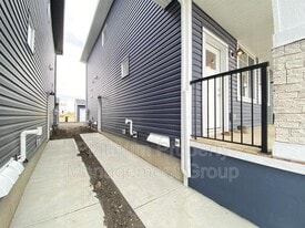 21146 Sheriff King St SW in Calgary, AB - Building Photo