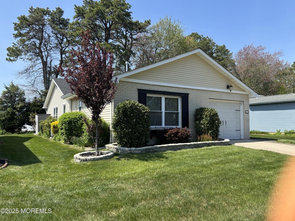 11 Rushmore Dr in Brick, NJ - Building Photo
