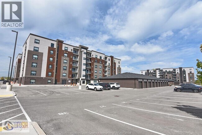 728 Brownstone Dr in Lakeshore, ON - Building Photo - Building Photo