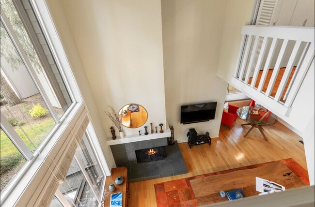 13730 15th Ave NE, Unit E204 in Seattle, WA - Building Photo - Building Photo