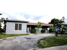 539 S Rainbow Dr in Hollywood, FL - Building Photo