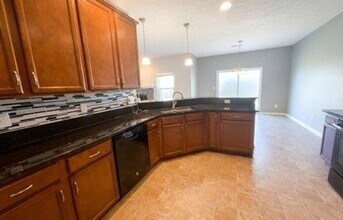 7116 Oldham Dr, Unit Apt Renaissance Towers in Indianapolis, IN - Foto de edificio - Building Photo