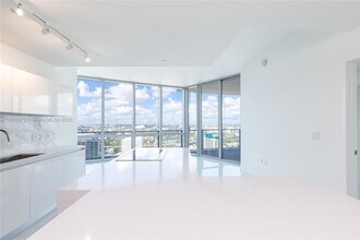 851 NE 1st Ave, Unit 3410 in Miami, FL - Building Photo - Building Photo
