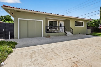 2701 NW 21st Ave in Miami, FL - Foto de edificio - Building Photo