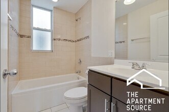 855 W Cornelia Ave, Unit 3W in Chicago, IL - Foto de edificio - Building Photo