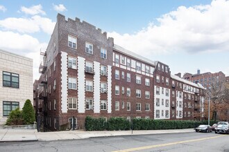 Talbot Gardens in Kew Gardens, NY - Foto de edificio - Building Photo