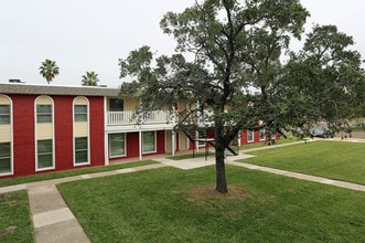 Sunshine Village Apartments in Harlingen, TX - Foto de edificio - Building Photo