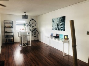 7620 Carlyle Ave, Unit 501 in Miami, FL - Foto de edificio - Building Photo