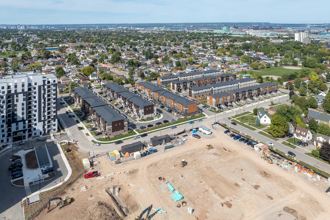 8 Roxanne Dr in Hamilton, ON - Building Photo