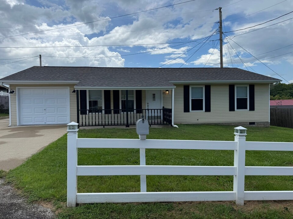 25 Private Dr in South Point, OH - Building Photo