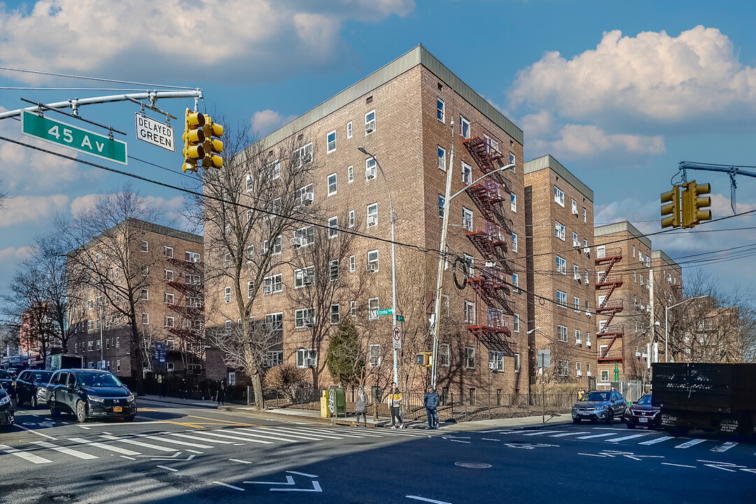 4469 Kissena Blvd in Flushing, NY - Building Photo