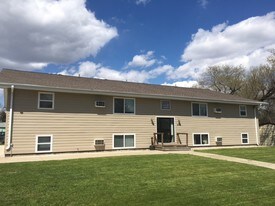 425 8th Ave NE, Unit 4 in Watertown, SD - Building Photo