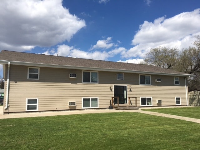 425 8th Ave NE, Unit 4 in Watertown, SD - Building Photo