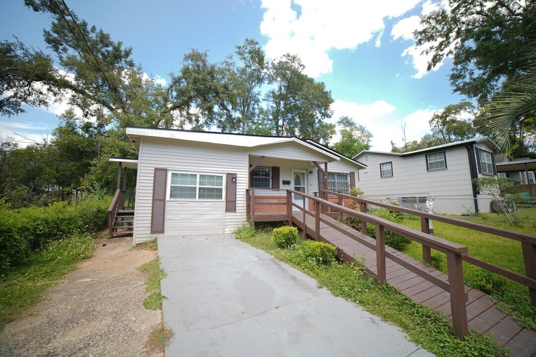 1038 Dover St in Tallahassee, FL - Building Photo