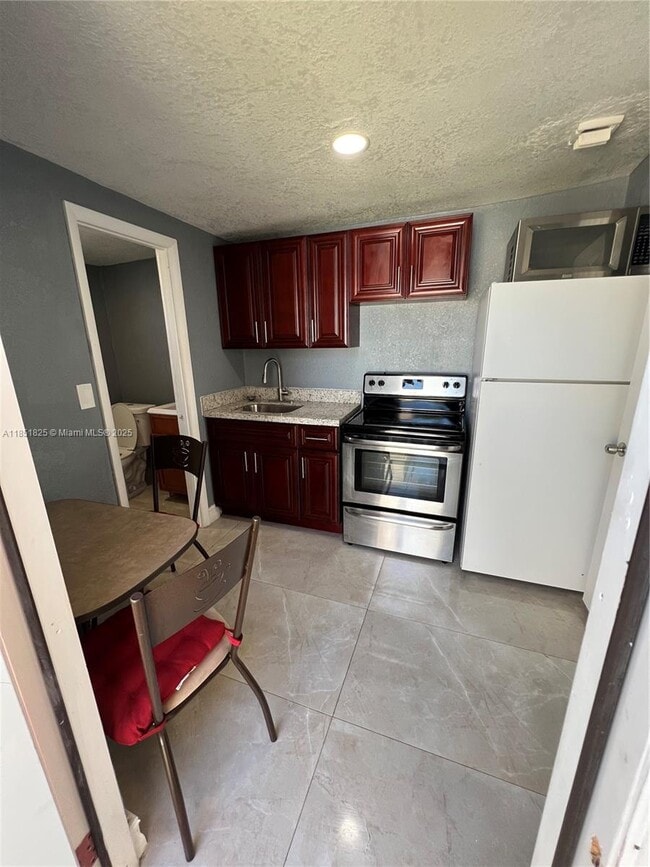 640 NW 21st Ct in Pompano Beach, FL - Building Photo - Building Photo