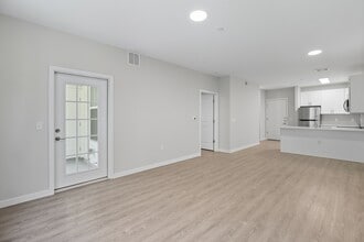 Summerhill Gardens Apartments in East Brunswick, NJ - Foto de edificio - Building Photo